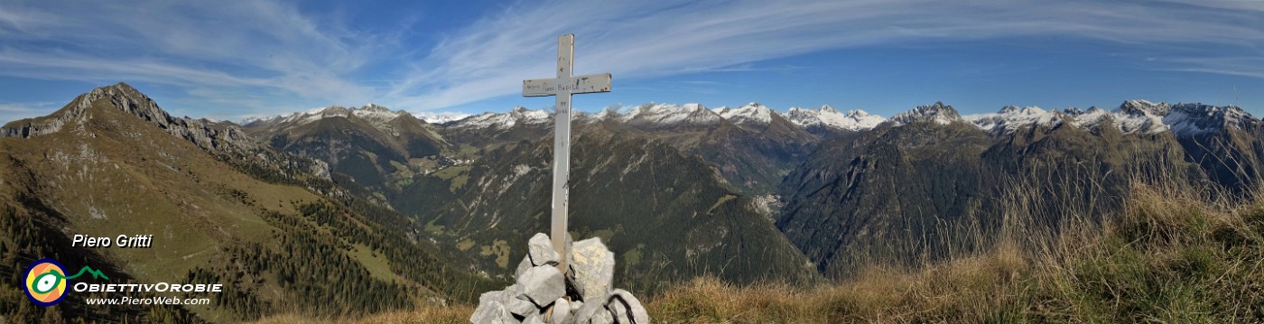 66 Spettacolare vista panoramica dalla vetta del Pizzo Badile (2044 m) verso le alte cime orobiche brembane.jpg